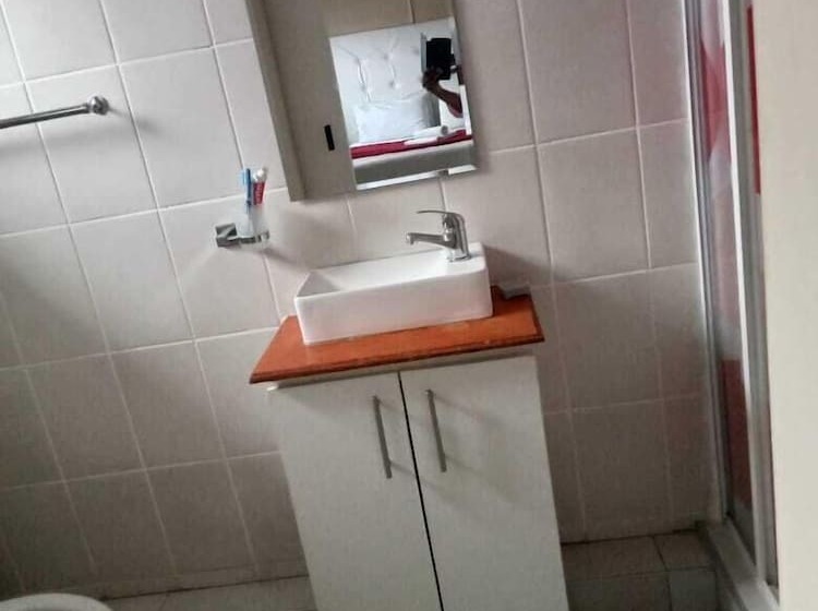 بنسيون Emampingeni Lodge