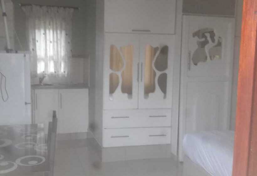 بنسيون Emampingeni Lodge