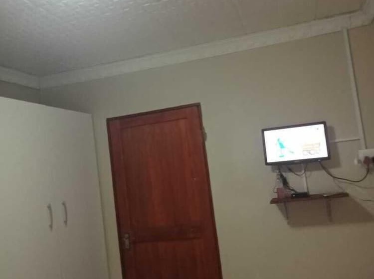 بنسيون Emampingeni Lodge