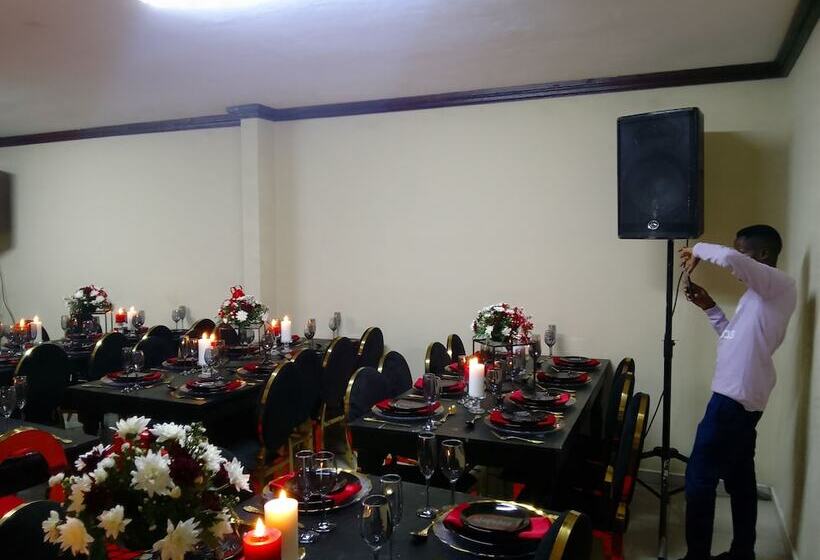 بنسيون Emampingeni Lodge