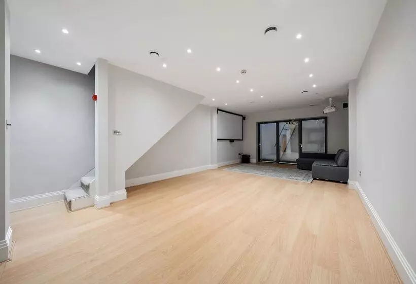 レジデンス Modern Townhouse With Cinema Room In London Se1