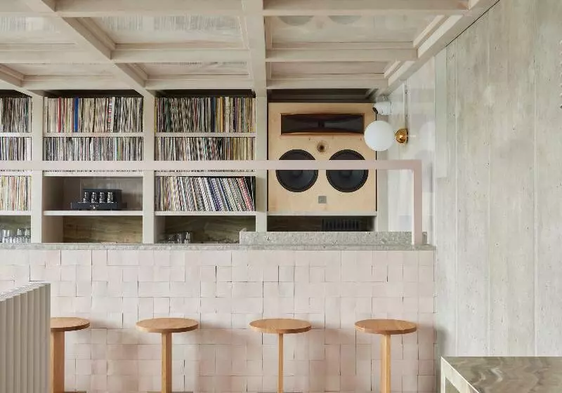 Hotelli Locke At East Side Gallery