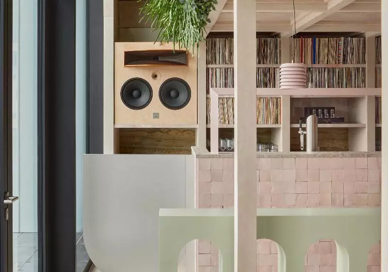 Hotelli Locke At East Side Gallery