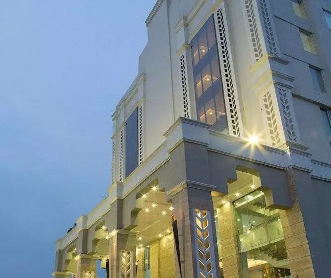 Hotelli Trinity Grand