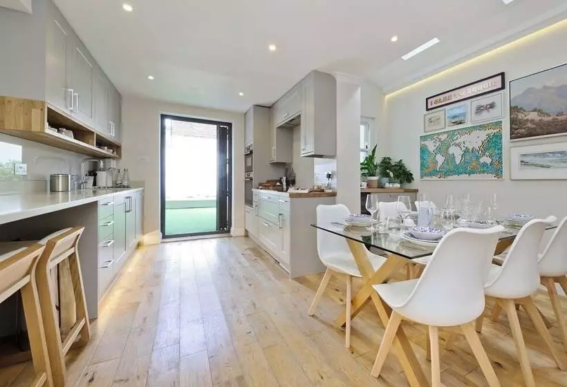 Family Home In Battersea By Underthedoormat