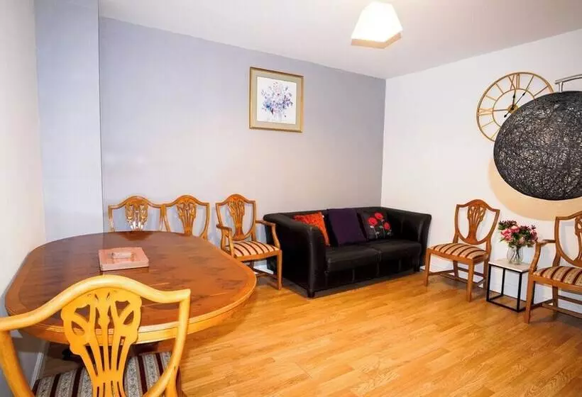 Hotelli 5bed Spacious House Free Parking