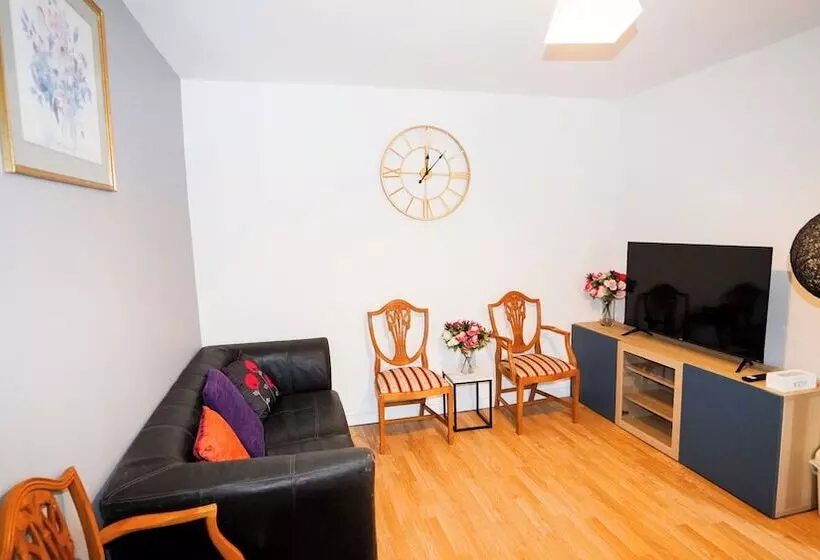 Hotelli 5bed Spacious House Free Parking