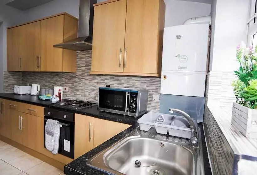 Hotelli 5bed Spacious House Free Parking