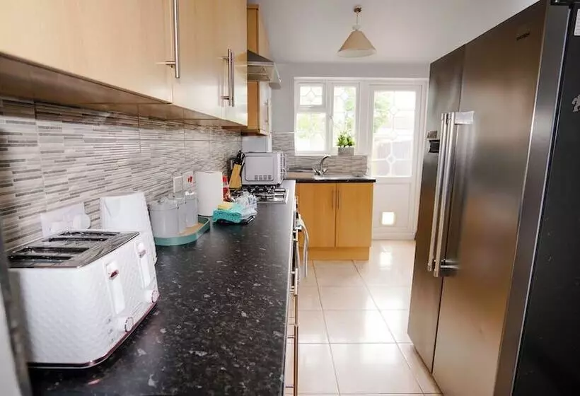 Hotelli 5bed Spacious House Free Parking