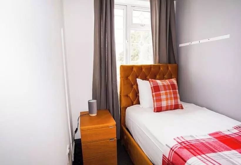 Hotelli 5bed Spacious House Free Parking