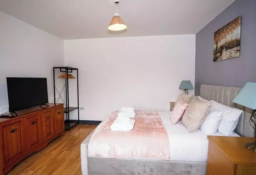 Hotelli 5bed Spacious House Free Parking