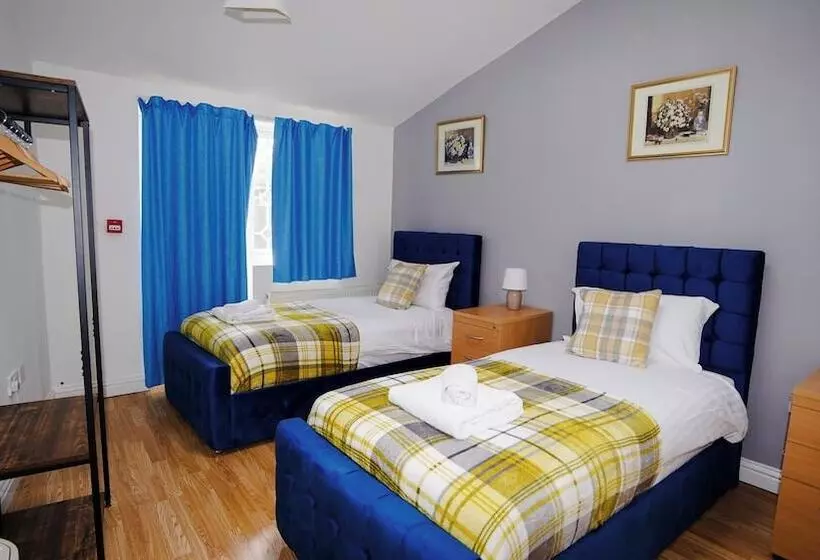 Hotelli 5bed Spacious House Free Parking