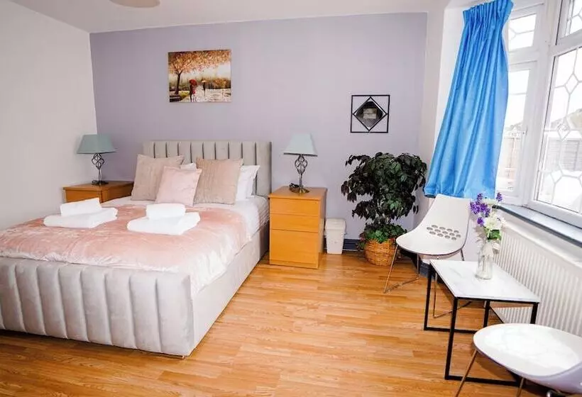 Hotelli 5bed Spacious House Free Parking