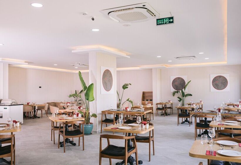 فندق Ramada By Wyndham Cesme