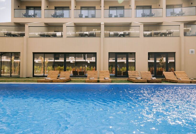 فندق Ramada By Wyndham Cesme