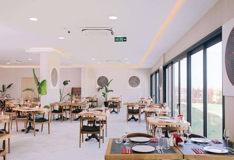 فندق Ramada By Wyndham Cesme