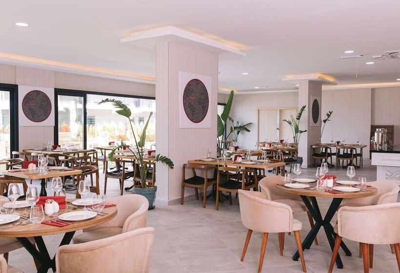 فندق Ramada By Wyndham Cesme