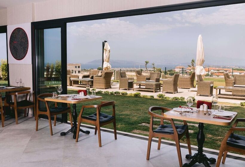 فندق Ramada By Wyndham Cesme