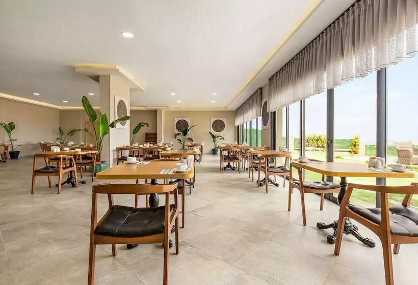 Hotelli Ramada By Wyndham Cesme