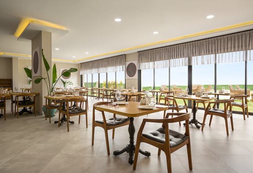 فندق Ramada By Wyndham Cesme