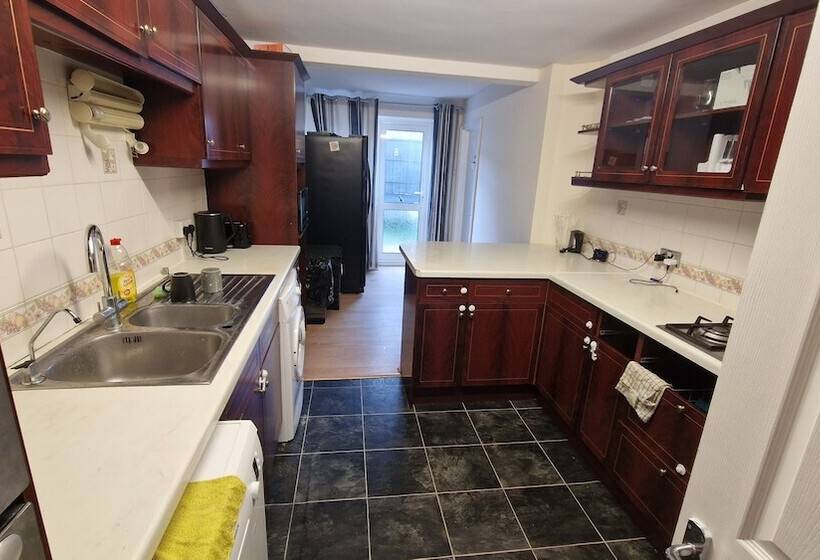 Пансион Rooms Shared Kitchen Free Parking