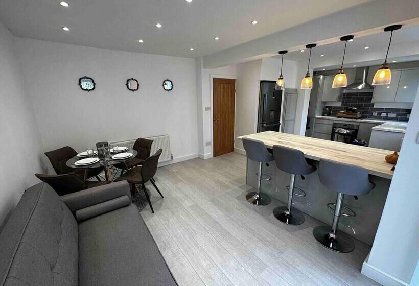 דירת נופש Lovely 3 Bed House Near Birmingham Airport & Nec