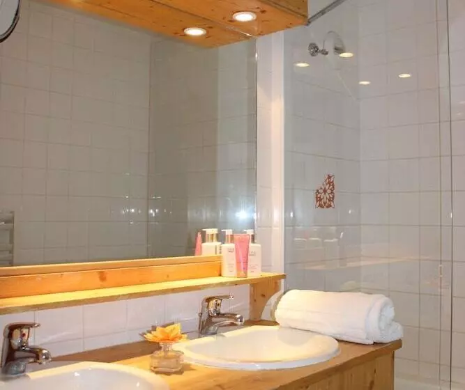 اقامتگاه Résidence Alpina Lodge By Valdiski