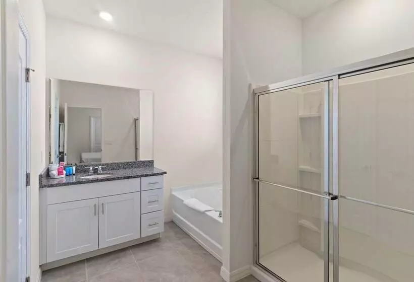 7695 Oakmoss Loop
