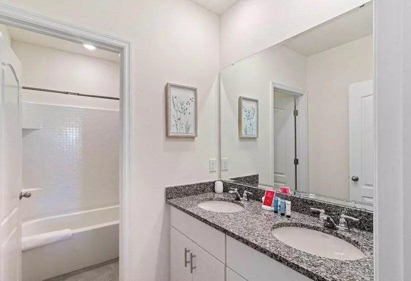7695 Oakmoss Loop