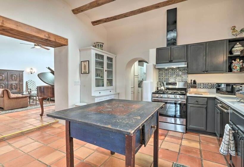 Adobe House W/ Patio   Walk To Dtwn Plaza & Shops!