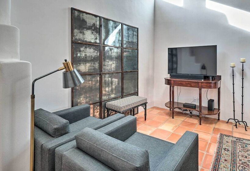 Adobe House W/ Patio   Walk To Dtwn Plaza & Shops!