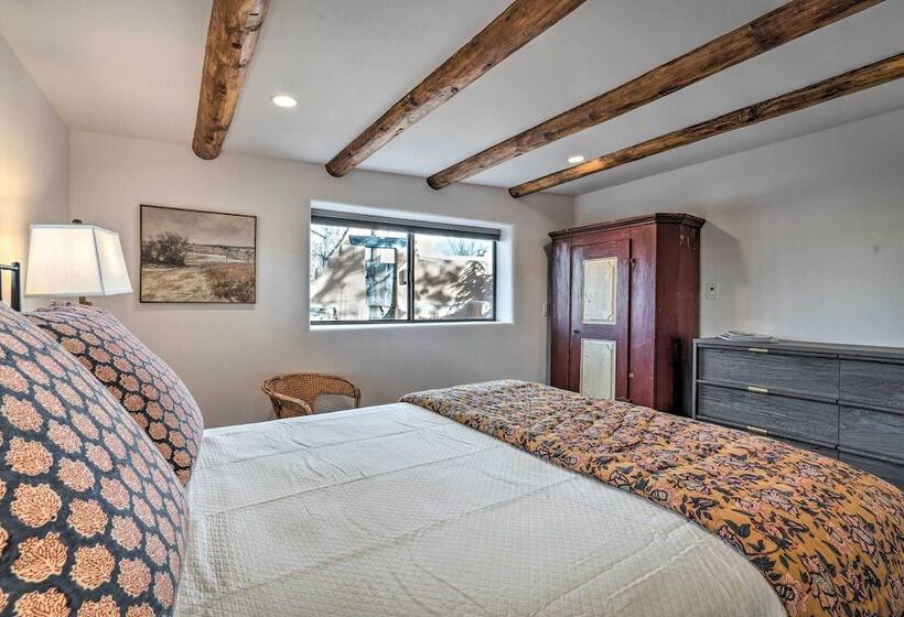 Adobe House W/ Patio   Walk To Dtwn Plaza & Shops!