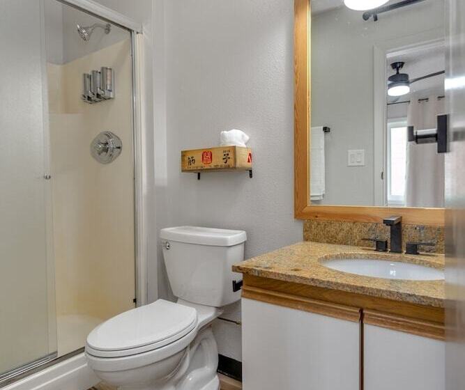 Highliner Hotel King Rooms With City & Park Views