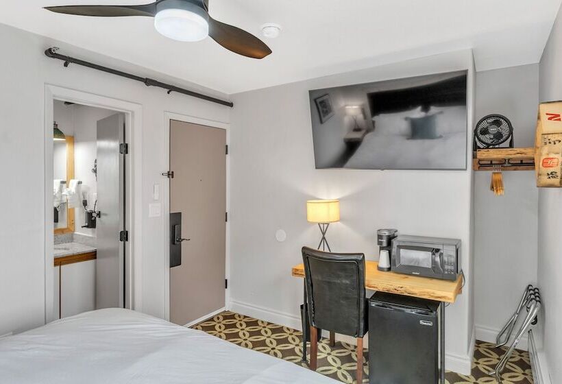 Highliner Hotel King Rooms With City & Park Views