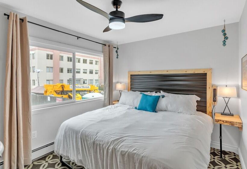 Highliner Hotel King Rooms With City & Park Views