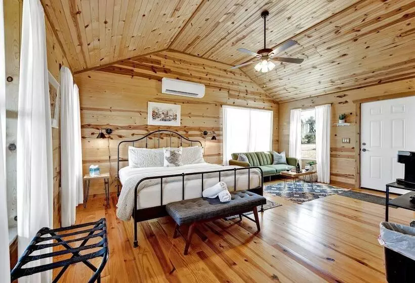Rocky Ridge Cedar Cabin With Hot Tub & Amazing Views