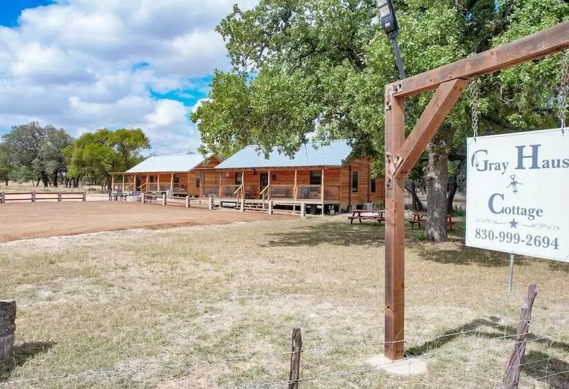 Rustic Cabin With Firepit And Grill   10 Mins To Main St