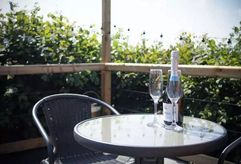 Willows Rest   1 Bed Shepherd S Hut   Pentlepoir