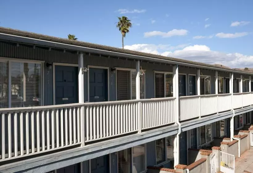 モーテル The Shores Inn