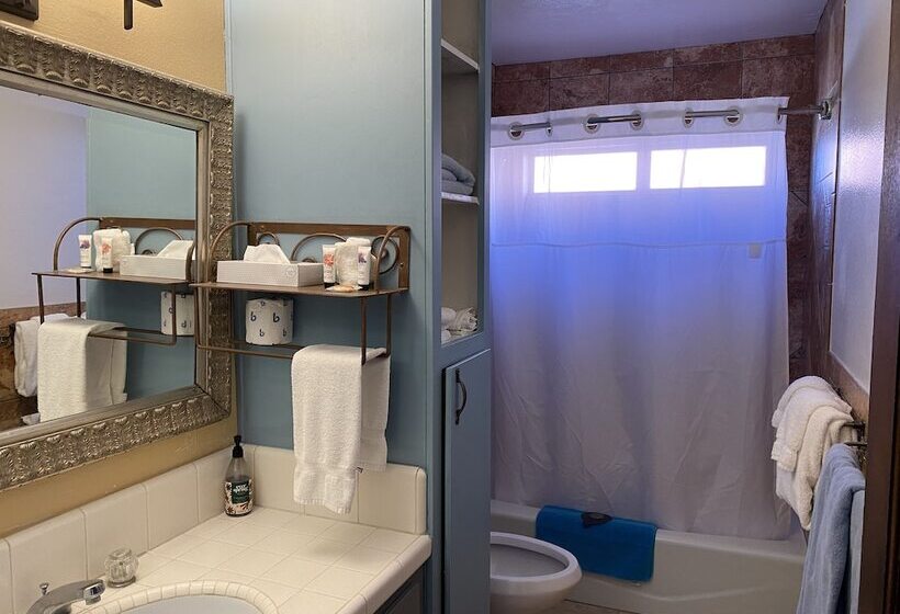 فندق على الطريق The Shores Inn