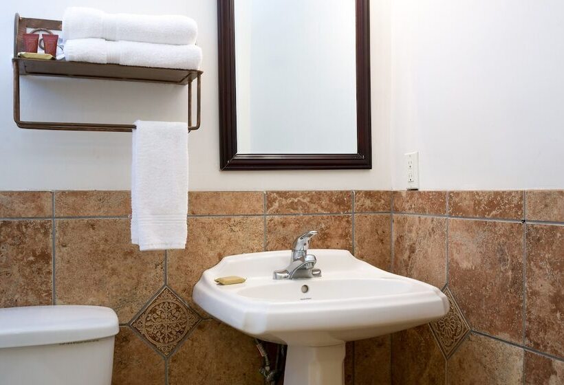 فندق على الطريق The Shores Inn