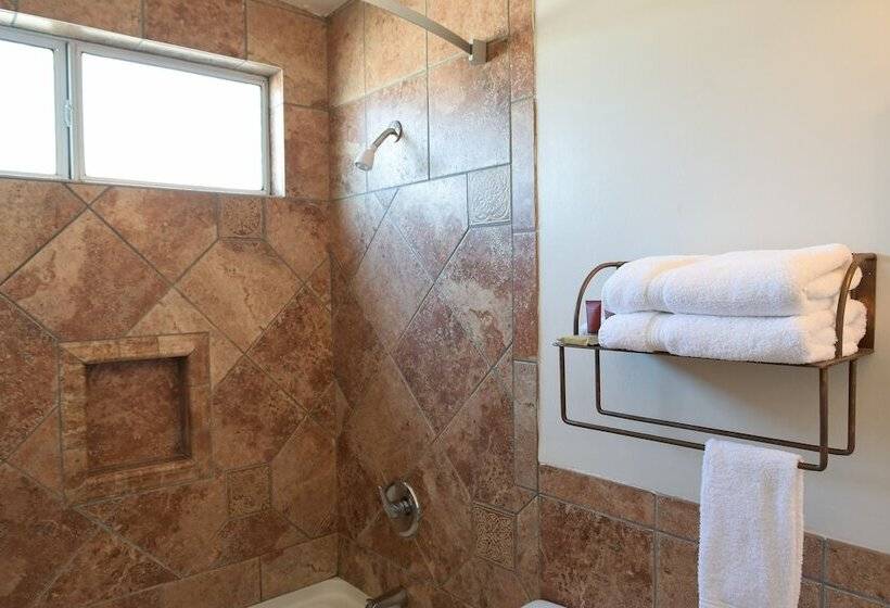 فندق على الطريق The Shores Inn