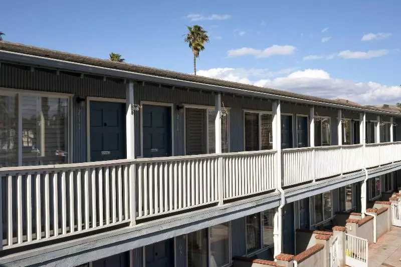 モーテル The Shores Inn