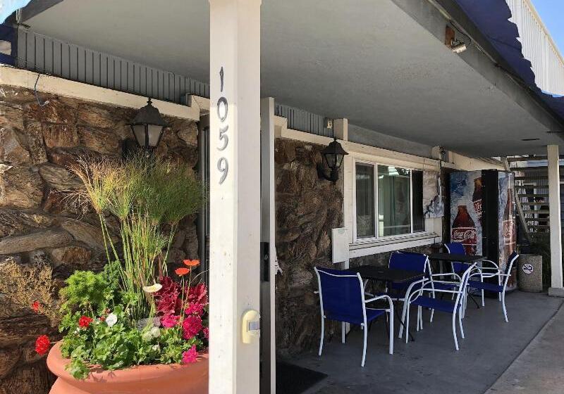 فندق على الطريق The Shores Inn