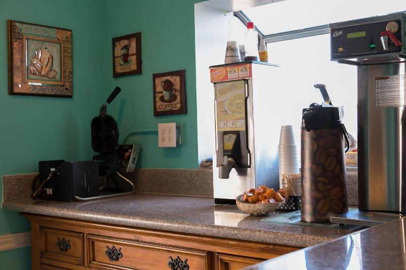 فندق على الطريق The Shores Inn