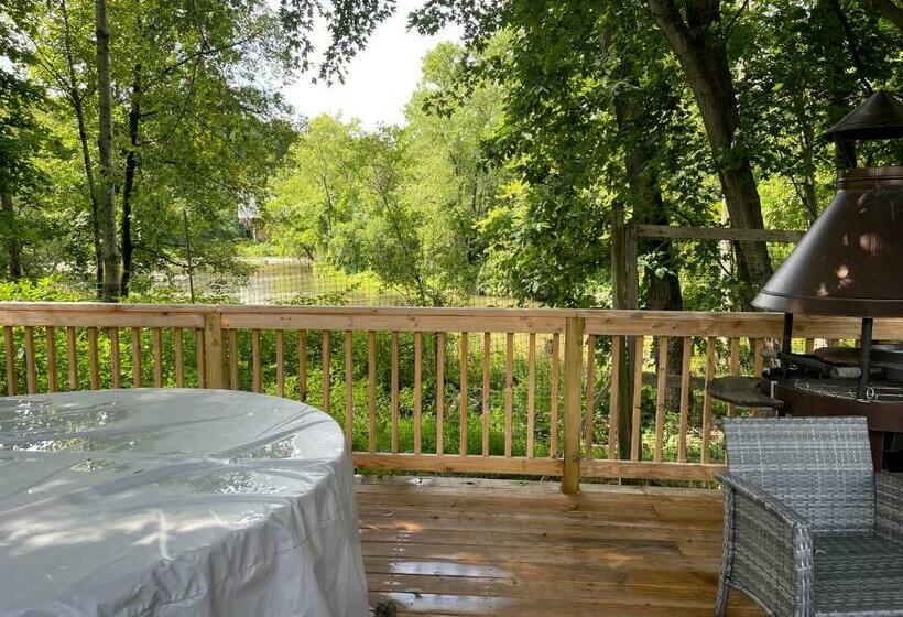 הוסטל Creekside Fantasy Inn