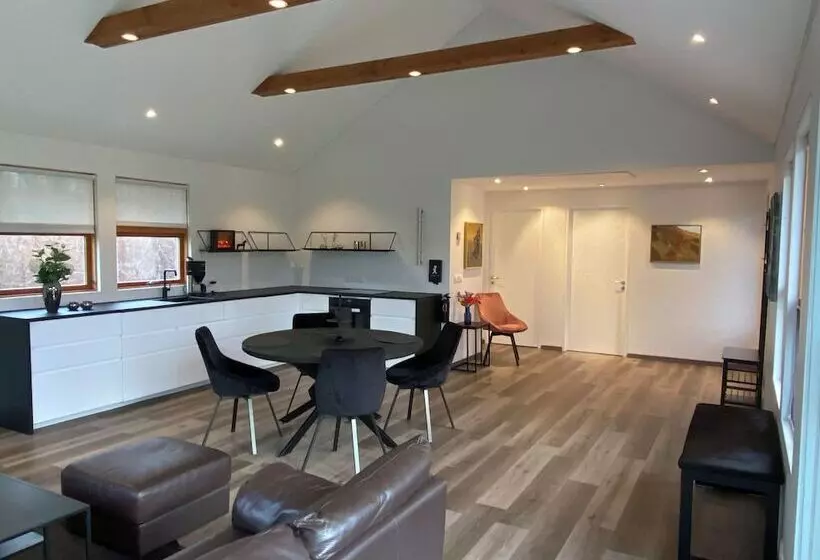 پانسیون Laugavellir Tower Suite