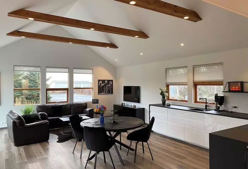 پانسیون Laugavellir Tower Suite