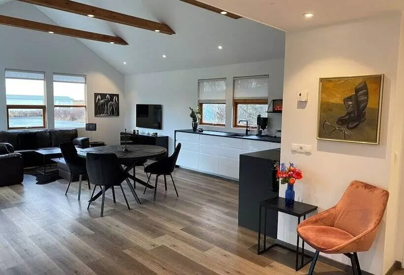 پانسیون Laugavellir Tower Suite