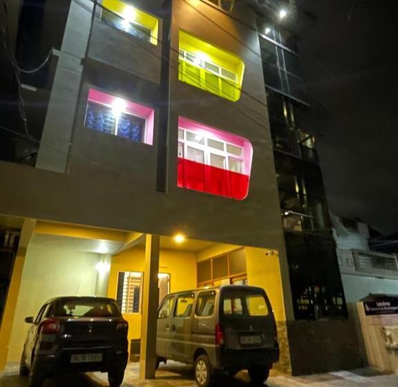 호텔 Uniro Rooms & Packages